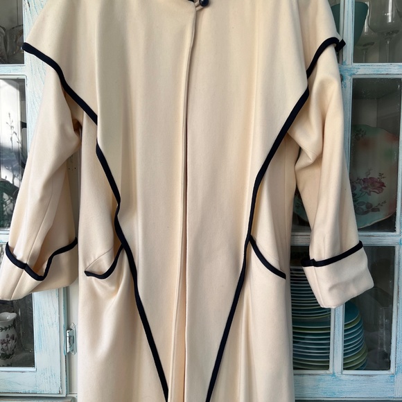 Classic Holt Renfrew Vintage Cream Light Wool Coat With Black Piping - Picture 6 of 8